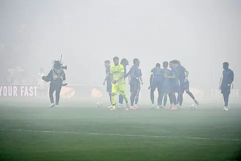 بسبب احتفالات الجماهير.. تأخر انطلاق مباراة مارسيليا ضد موناكو (صور)